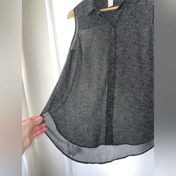 H&M Tops - NWOT H&M Sleeveless Buttondown Blouse